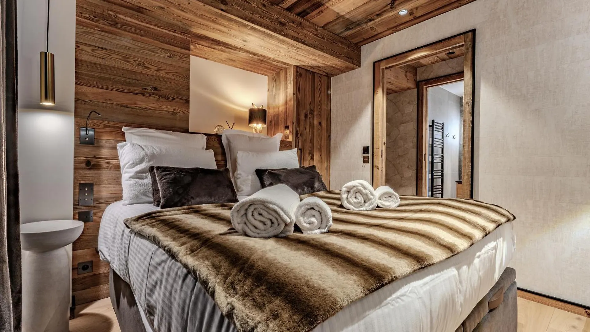 Appartement Elegant A Meribel Avec Services De Conciergerie - Fr-1-613-135 Les Allues 0*,  France